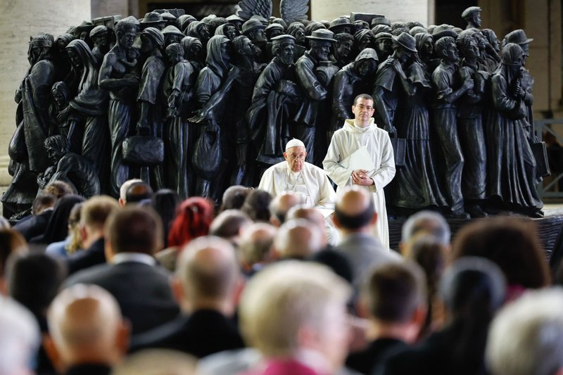 El Papa Francisco comparte un momento de silencio con los miembros de la asamblea del Sínodo de los Obispos al final de una oración por los migrantes y refugiados en la Plaza de San Pedro del Vaticano el 19 de octubre de 2023. El servicio tuvo lugar en torno a "Angels Unawares", una escultura del canadiense Timothy Schmalz, que representa una barca con 140 figuras de migrantes de diversos periodos históricos y varias naciones. (Foto CNS/Lola Gómez)