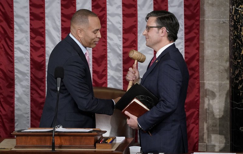 El líder de la minoría demócrata en la Cámara de Representantes, el demócrata por Nueva York Hakeem Jeffries, entrega el mazo al representante republicano por Laos Mike Johnson, después de que Johnson fuera elegido nuevo presidente de la Cámara de Representantes, en el Capitolio de Washington, D.C., el 25 de octubre. (OSV News/Elizabeth Frantz, Reuters)