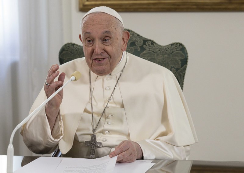 El Papa Francisco sonríe mientras se prepara para que un ayudante lea su texto preparado durante el rezo de la oración del Ángelus el 3 de diciembre de 2023. El Papa Francisco, que sigue recuperándose de una bronquitis, dirigió el Ángelus desde su residencia vaticana, la Domus Sanctae Marthae. (Foto CNS/Vatican Media)
