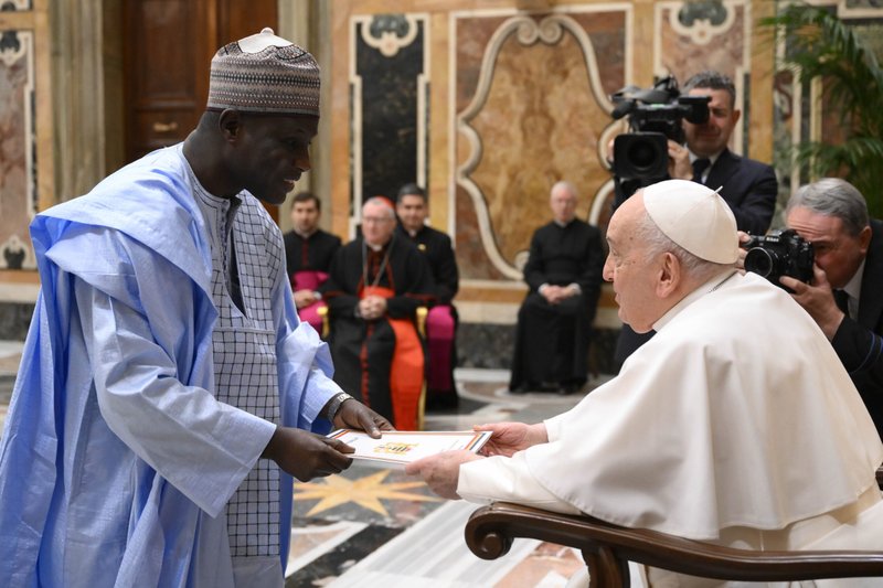 Ahmad Makaila presenta al Papa Francisco sus cartas credenciales como embajador de Chad ante la Santa Sede durante una audiencia en el Palacio Apostólico del Vaticano el 7 de diciembre de 2023. (Foto CNS/Vatican Media)
