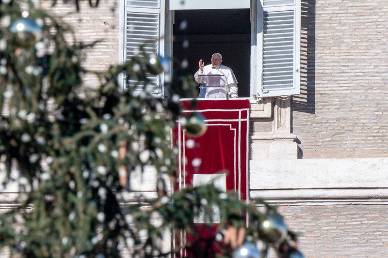 El Papa Francisco saluda a los visitantes reunidos en la Plaza de San Pedro del Vaticano para rezar el Ángelus el 10 de diciembre de 2023. (Foto CNS/Vatican Media)