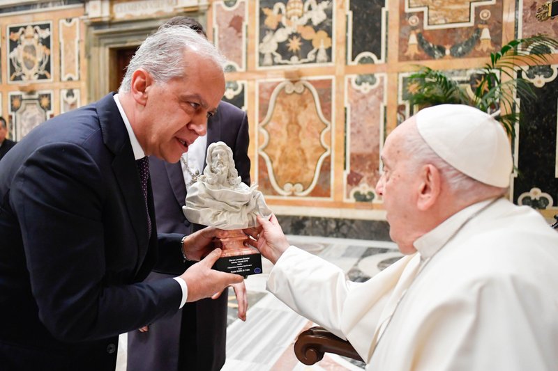 El Papa Francisco recibe un busto de la estatua "Salvator Mundi" de Gianlorenzo Bernini de manos de Matteo Piantedosi, ministro del Interior italiano, durante una reunión con funcionarios del gobierno regional italiano en el Vaticano el 11 de diciembre de 2023. (Foto CNS/Vatican Media)