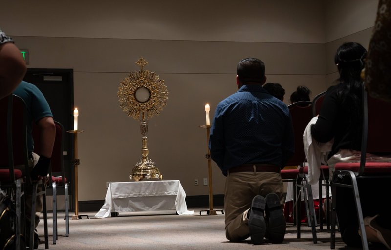 Un hombre se arrodilla ante una gran custodia que contiene el Santísimo Sacramento durante el Eucharistic Rally de la Diócesis de Salt Lake City el 9 de julio de 2023, en el Mountain America Expo Center de Sandy, Utah. (Foto OSV news/Sam Lucero photo)