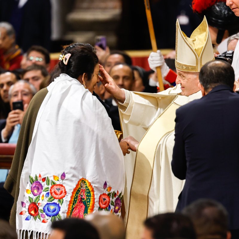 El Papa Francisco saluda a una mujer mientras acepta las ofrendas durante la Misa por la fiesta de Nuestra Señora de Guadalupe en la Basílica de San Pedro en el Vaticano el 12 de diciembre de 2023. (Foto CNS/Lola Gomez)