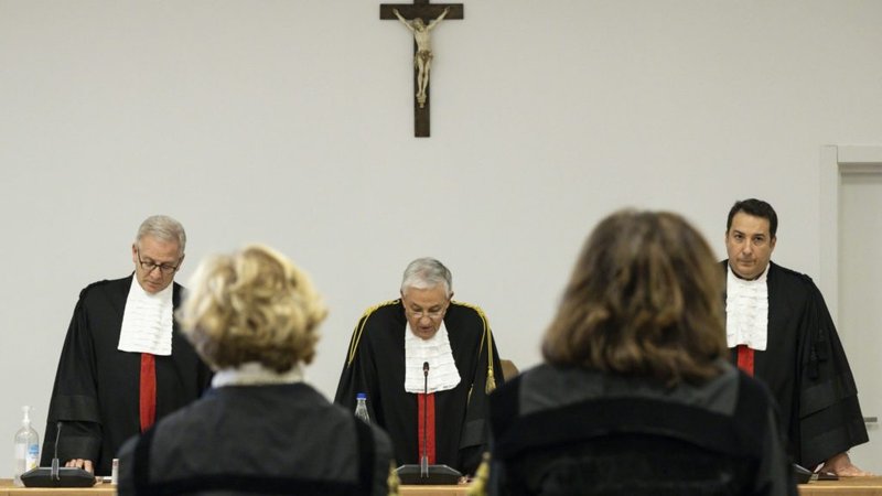 Venerando Marano, Giuseppe Pignatone y Carlo Bonzano, jueces del Tribunal del Estado de la Ciudad del Vaticano, leen su veredicto en el juicio del cardenal Angelo Becciu y otras nueve personas acusadas de malversación financiera el 16 de diciembre de 2023, en una sala improvisada en los Museos Vaticanos. (CNS photo/Vatican Media)