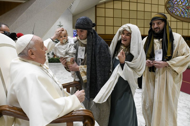 El Papa Francisco saluda a las personas que participan en un belén viviente en Roma tras una audiencia el 16 de diciembre de 2023, en el Aula de Audiencias Pablo VI del Vaticano. (Foto CNS/Vatican Media)