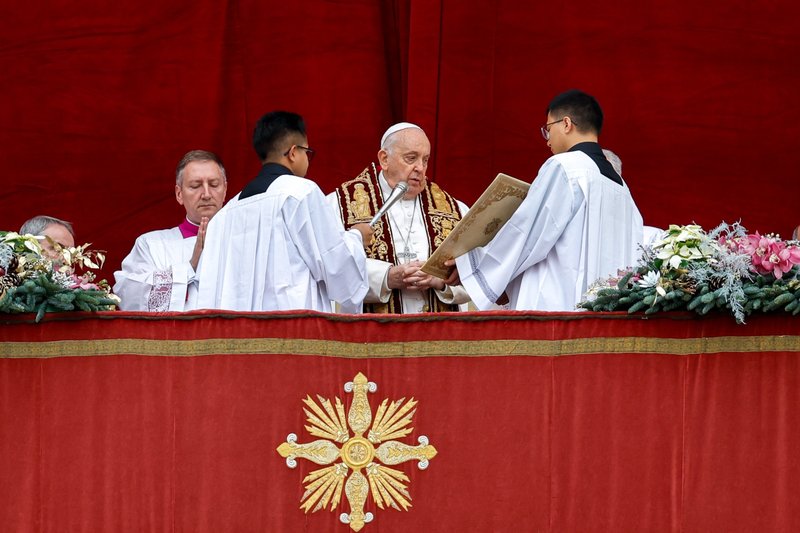 El Papa Francisco da su bendición navideña "urbi et orbi" (a la ciudad y al mundo) frente a 70.000 personas reunidas en el Vaticano el 25 de diciembre de 2023. (Foto CNS/Lola Gomez)