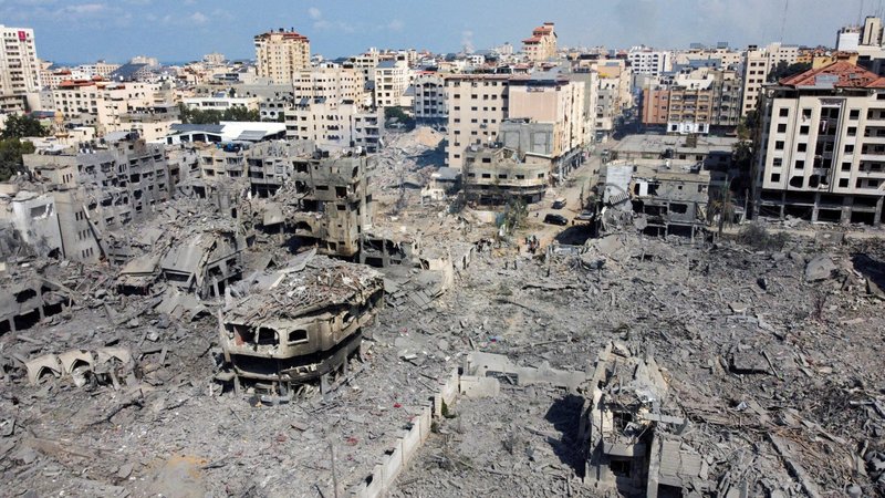 Edificios destruidos por ataques aéreos israelíes en la ciudad de Gaza el 10 de octubre de 2023. Israel lanzó los ataques aéreos en represalia por el asalto de Hamás al país. Más de 20.000 personas han muerto desde que comenzó la guerra a principios de octubre, según cifras el ministerio de salud del 26 de diciembre. (Foto de OSV News/Mohammed Salem, Reuters)