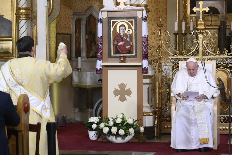 Un diácono reza delante de un icono mientras el Papa Francisco visita la Iglesia Católica Oriental de la Protección de la Madre de Dios en Budapest, Hungría, 29 de abril de 2023. (CNS /Vatican Media)