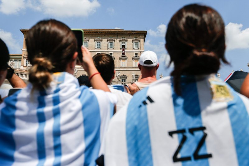 Mujeres visten camisetas de la selección argentina de fútbol mientras el Papa Francisco reza el Ángelus con los visitantes reunidos en la Plaza de San Pedro del Vaticano el 23 de julio de 2023. (CNS photo/Lola Gomez)