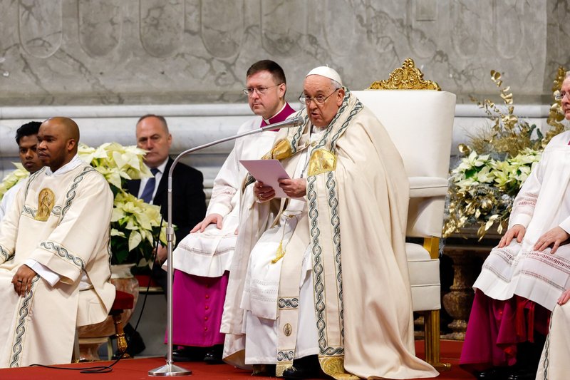 El Papa Francisco da su homilía durante la Misa por la festividad de María, Madre de Dios, y la Jornada Mundial de la Paz en la Basílica de San Pedro del Vaticano el 1 de enero de 2024. (Foto de CNS/Lola Gomez)