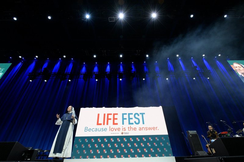 La hermana Bethany Madonna, directora de vocaciones de las Hermanas de la Vida, habla durante el primer Life Fest en el Entertainment & Sports Arena de Washington el 20 de enero de 2023. Las Hermanas de la Vida y los Caballeros de Colón anunciaron el 21 de diciembre que se trabajaran juntos por segundo año para celebrar Life Fest (la Fiesta de la Vida) antes de la Marcha Nacional por la Vida en Washington en enero. (Foto OSV News/Jeffrey Bruno, Caballeros de Colón)