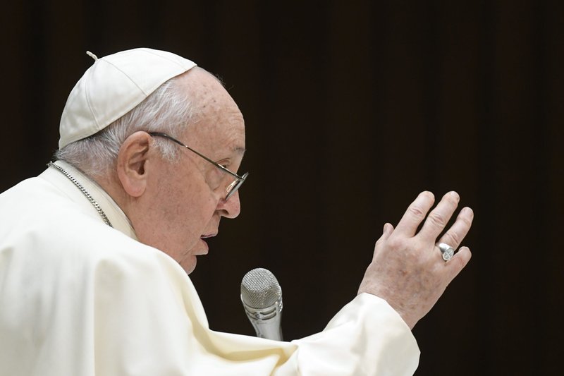 El Papa Francisco da su bendición a los visitantes durante su audiencia general semanal en el Salón de Audiencias Pablo VI del Vaticano el 3 de enero de 2023. (Foto de CNS/Vatican Media)