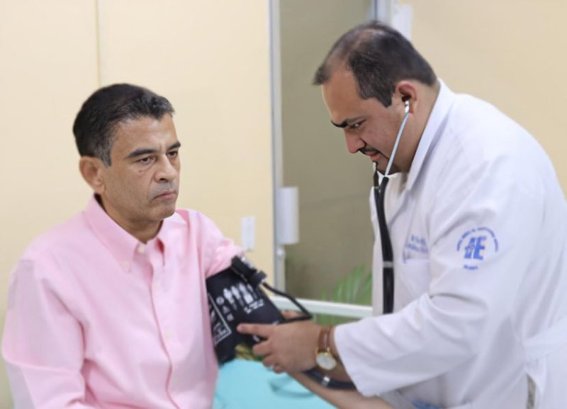 El gobierno nicaragüense publicó fotos el 2 de enero de 2024 del obispo Rolando Álvarez de Matagalpa recibiendo atención médica en prisión. Ese mismo día, el Departamento de Estado de Estados Unidos había exigido la liberación del obispo Álvarez y de otros líderes religiosos nicaragüenses encarcelados, tras una oleada de detenciones contra el clero católico durante la temporada navideña. Vestido con una camisa de vestir rosa y pantalones grises, el obispo Álvarez parecía pálido y demacrado mientras un médico le tomaba la presión y le realizaba pruebas. Los observadores de la situación de la Iglesia en Nicaragua han expresado su preocupación por el bienestar de los sacerdotes arrestados, cuya condición de detenidos sigue siendo desconocida. El obispo Álvarez está encarcelado desde hace más de 500 días. (OSV Noticias foto/X --antes Twitter-- cuenta de Arturo McFields Yescas)
