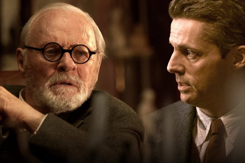 Anthony Hopkins como Sigmund Freud y Matthew Goode como C.S. Lewis protagonizan una escena de la película "La última sesión de Freud". (OSV News/Sabrina Lantos, cortesía de Sony Pictures Classics)