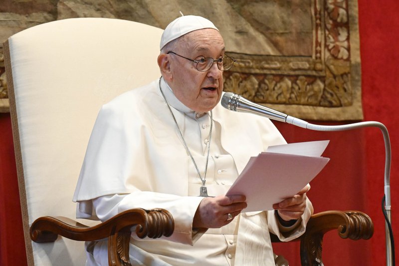 El Papa Francisco habla durante su encuentro anual con los diplomáticos acreditados ante la Santa Sede en el Vaticano el 8 de enero de 2024. (CNS /Vatican Media)