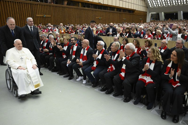 El Papa Francisco saluda a los miembros de la cooperativa de supermercados Unicoop durante una reunión en el Aula de Audiencias Pablo VI en el Vaticano el 5 de enero de 2026. (Foto CNS/Vatican Media)