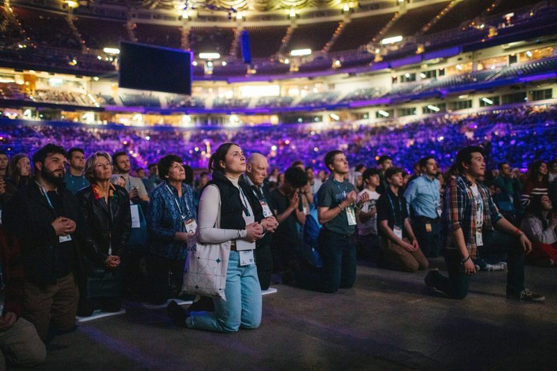 Asistentes rezan durante la conferencia SEEK24 en el America's Center Convention Complex de St. Más de 23.000 participantes asistieron a la conferencia celebrada del 1 al 5 de enero por la Fellowship of Catholic University Students. (Foto de OSV News /cortesía de FOCUS)
