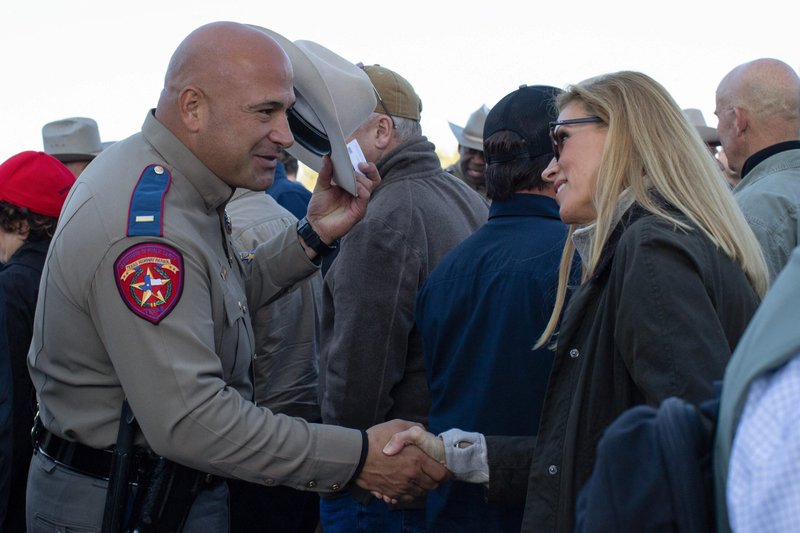 Funcionarios del Departamento de Seguridad Pública de Texas saludan a legisladores republicanos durante una visita a una ciudad fronteriza a la que están llegando migrantes procedentes de México en busca de asilo, en Eagle Pass, Texas, 3 de enero de 2024. (Foto de OSV News/Kaylee Greenlee Beal, Reuters)