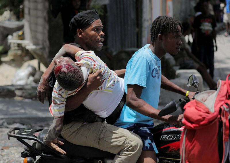 Un grupo de personas lleva a un hombre herido a un hospital de Port-au-Prince, Haití, el 15 de agosto de 2023, después de que las bandas tomaran el barrio de Carrefour-Feuilles. Vatican News informó el 19 de enero de 2024 que hombres armados en Port-au-Prince se apoderaron de un autobús y secuestraron al menos a seis religiosas y otras personas que viajaban en él. Los pistoleros, que se marcharon con ellas con destino desconocido, no fueron identificados inmediatamente, pero las autoridades sospechan que eran miembros de una banda. (Foto OSV News/Ralph Tedy Erol, Reuters) EDITORS: Note graphic content.