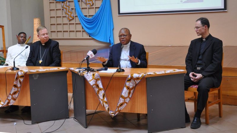 El cardenal Fridolin Ambongo Besungu de Kinshasa, Congo, centro, presidente del Simposio de Conferencias Episcopales de África y Madagascar, y el arzobispo Gintaras Grušas de Vilnius, Lituania, segundo desde la izquierda, presidente del Consejo de Conferencias Episcopales Europeas, durante una conferencia de prensa en el Centro de Retiros Maripolis en Nairobi, Kenia, el 25 de enero de 2024. (Foto de OSV News/Fredrick Nzwili)