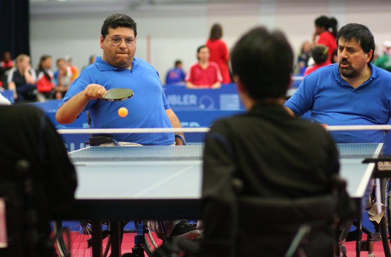 Deportistas José Daniel Haylan y (el ahora fallecido) Carlos Raul Maslup representaron a Argentina en un partido de tenis de mesa contra el equipo de Corea en Montreux, Suiza, en esta foto del 2006. (Foto OSV News/Gaël Marziou, Flicker)