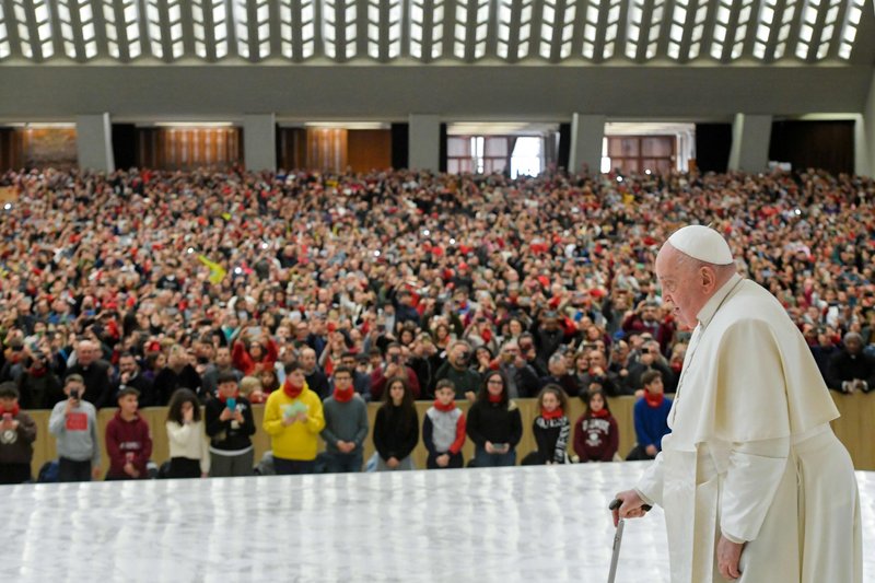 El Papa Francisco se reúne con más de 7.000 personas -incluidos 4.000 jóvenes que se preparan para la confirmación- de la archidiócesis italiana de Bari-Bitonto en el Aula de Audiencias Pablo VI del Vaticano el 27 de enero de 2024. (CNS photo/Vatican Media)