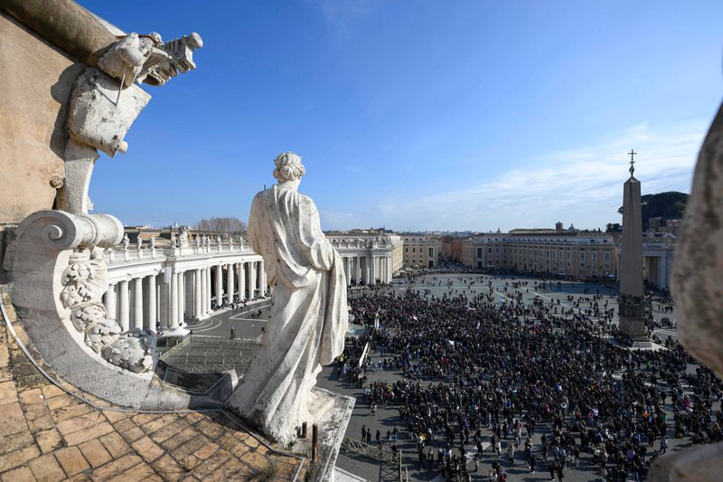 Peregrinos se reúnen en la Plaza de San Pedro del Vaticano para rezar el Ángelus con el Papa Francisco el 28 de enero de 2024. (Foto de CNS/Vatican Media)