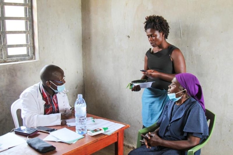 Un equipo médico habla con un paciente en el centro de cuidados paliativos Rehema Open Door Hospice and Palliative Care Center de Kenia. (Cortesía de Always Mercy)