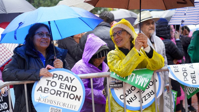 Los participantes en el 10º evento anual OneLife LA sonreían a pesar de la lluvia que cayó durante gran parte de la celebración desde Olvera Street hasta LA State Historical Park el 20 de enero. (Archidiócesis de Los Ángeles)