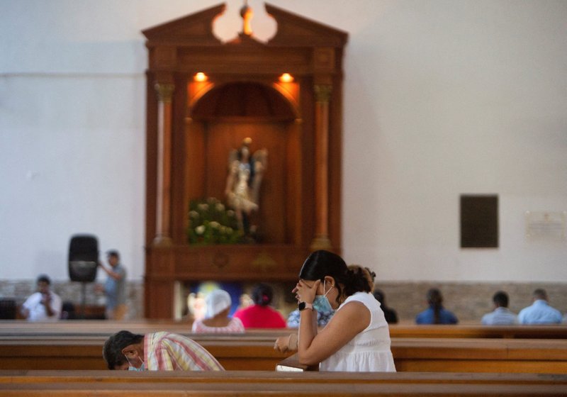 Feligreses rezan en la Catedral Metropolitana de Managua, Nicaragua, el 12 de marzo de 2023, en medio de la suspensión de las relaciones diplomáticas entre Nicaragua y el Vaticano. (OSV Noticias/Reuters)