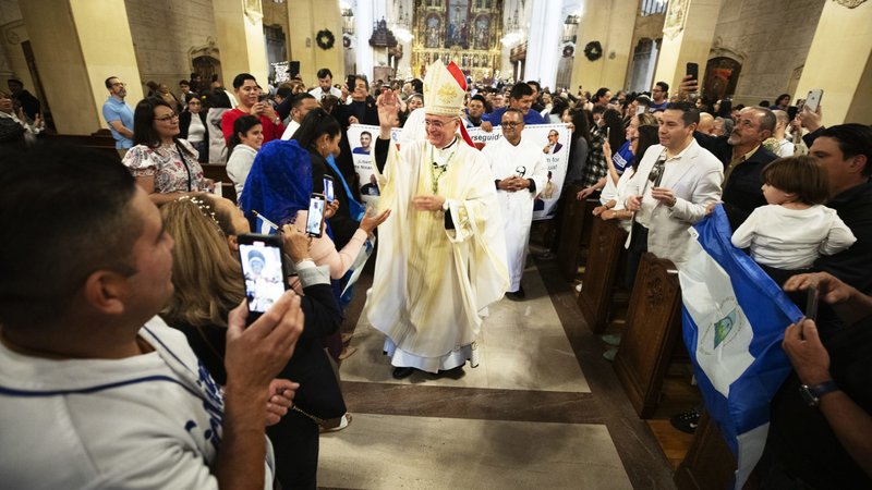 El Obispo Auxiliar Silvio Báez bendice a los cientos de feligreses nicaragüenses en la Iglesia de San Vicente de Paúl en Exposition Park para la Misa de Epifanía el 6 de enero. (Victor Alemán)