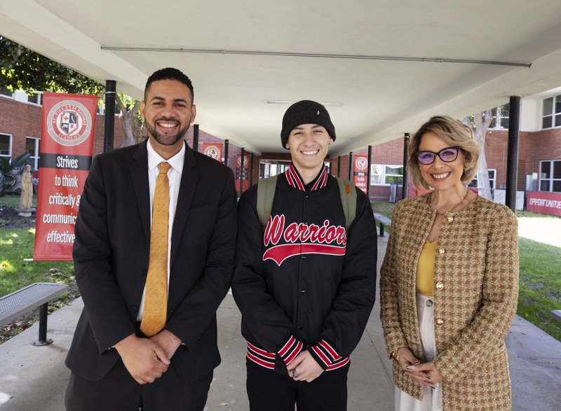 Atticus Maldonado con el presidente de St. Pius X-St. Matthias Academy Christian De Larkin (izquierda) y la directora de la escuela Claudia Rodarte durante su primera semana de regreso a la escuela este mes desde su diagnóstico de cáncer. (Víctor Alemán)