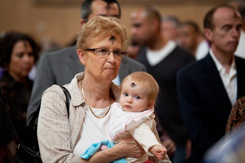 Una mujer y un niño, marcados con una cruz de ceniza, asisten a la misa del Miércoles de Ceniza en la Catedral de Nuestra Señora de los Ángeles de Los Ángeles. (Víctor Alemán)