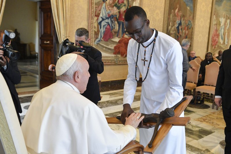El Papa Francisco bendice un crucifijo durante una audiencia con miembros de la Conferencia de Institutos Misioneros de Italia en el Vaticano el 11 de mayo de 2023. Dijo a la conferencia, que celebraba su 50 aniversario, que "la misión es oxígeno para la vida cristiana, que, sin ella, se enferma, se marchita y se vuelve mala." (CNS /Vatican Media)