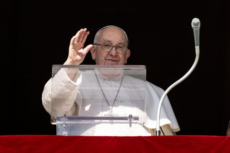 El Papa Francisco saluda a los visitantes reunidos en la Plaza de San Pedro para el rezo de la oración del Ángelus en el Vaticano, el 4 de febrero de 2024. (Foto de CNS/Vatican Media)