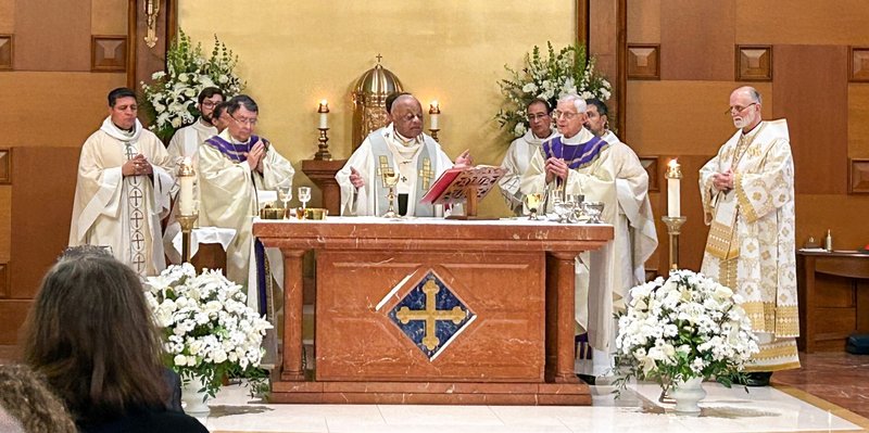 El cardenal de Washington, Wilton Gregory (centro), celebra la Misa en memoria del obispo Mario Dorsonville de Houma-Thibodaux (Luisiana) en la parroquia Nuestra Señora de Lourdes en Bethesda, Maryland. Los concelebrantes: el nuncio apostólico Christophe Pierre (izq.), el cardenal Donald Wuerl (der.). Se observa también a los obispos auxiliares Evelio Menjívar, Roy Campbell Jr. y Juan Esposito, el arzobispo metropolitano Borys Gudziak de la Arqueparquía Católica Ucraniana de Filadelfia. (Foto OSV News/Mihoko Owada, Catholic Standard)
