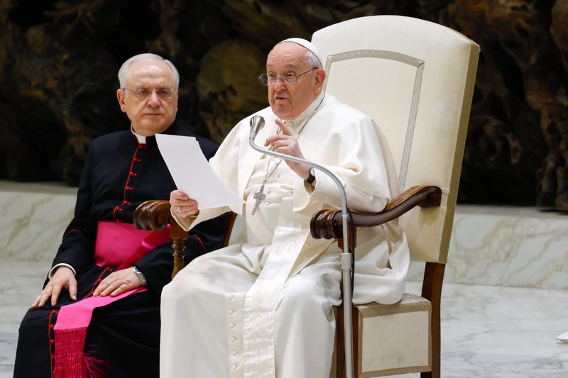 El Papa Francisco habla a los peregrinos durante su audiencia general en el Aula de Audiencias Pablo VI del Vaticano el 7 de febrero de 2024. Estas semanas su catequesis se ha enfocado en los vicios y las virtudes. (Foto de CNS/Lola Gomez)