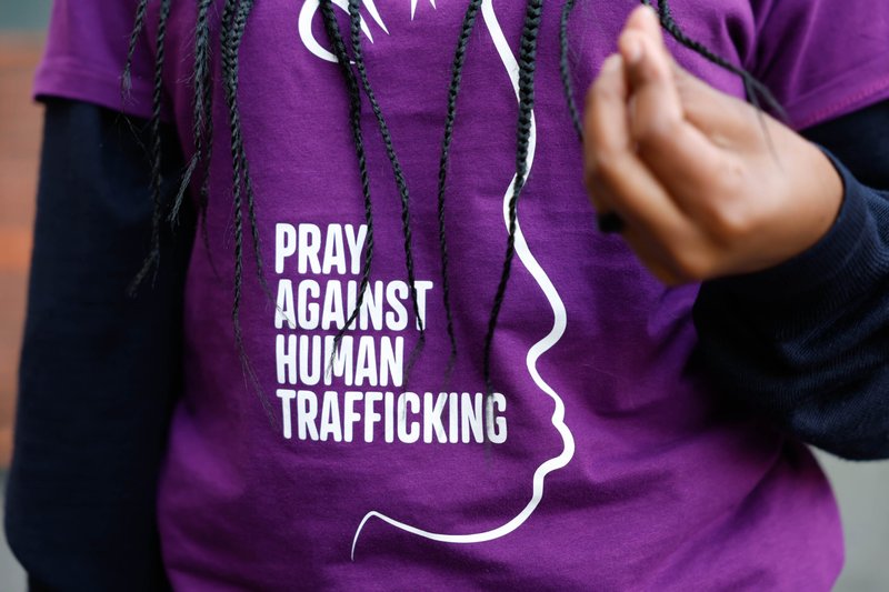 Mary Mugo, de Nairobi (Kenia), lleva una camiseta en la que se lee "Oremos contra la trata de seres humanos" mientras se une a otros jóvenes en la céntrica plaza Santa María in Trastevere de Roma, el 6 de febrero de 2024, para concienciar sobre la trata de seres humanos. Mugo es "embajadora juvenil" en Kenia de Talitha Kum, una red internacional organizada por religiosas que luchan contra la trata de seres humanos. (Foto CNS/Lola Gomez)