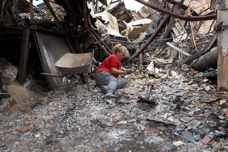 Una mujer se encuentra entre los restos de su casa quemada tras la propagación de los incendios forestales en Viña del Mar, Chile, 4 de febrero de 2024. El número de muertos por los incendios forestales que asolaron el centro de Chile durante varios días, a partir del 2 de febrero, aumentó a al menos 131 el 6 de febrero, y cientos de personas seguían desaparecidas mientras las llamas parecían extinguirse por sí solas. (Foto de OSV News/Sofia Yanjari, Reuters)