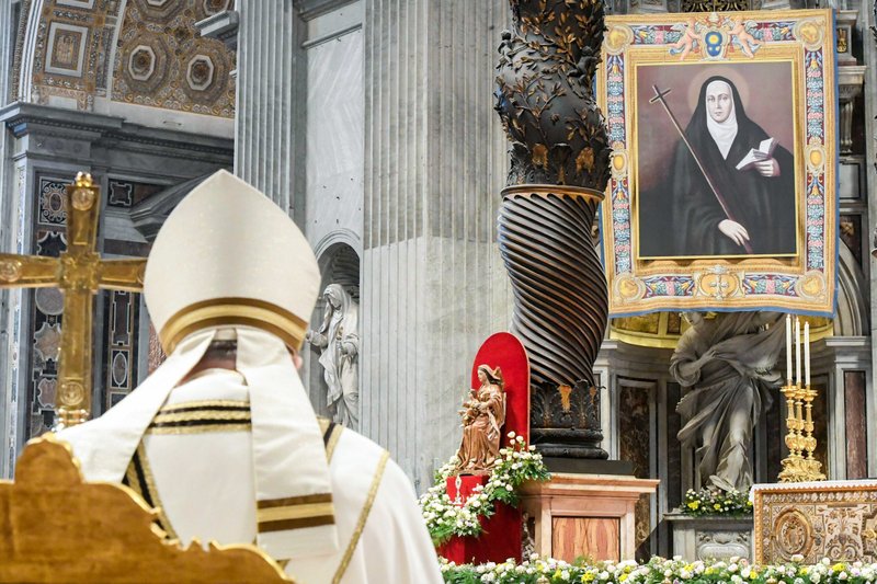 El Papa Francisco reza durante la Misa de canonización de Santa María Antonia de Paz Figueroa, conocida como Mama Antula, en la Basílica de San Pedro del Vaticano el 11 de febrero de 2024. Mama Antula la primera santa argentina. (Foto de CNS/Vatican Media)