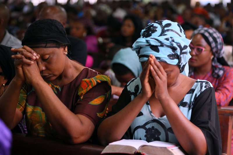 En una foto de archivo, una mujer reza durante una misa en la iglesia católica del Santo Rosario en Abuja (Nigeria). Un informe publicado a principios de 2023 muestra que la tasa de asistencia a misa en Nigeria es una de las más altas del mundo, pero al mismo tiempo la persecución de cristianos y otros no musulmanes en el país figura entre las peores del planeta. La organización Puertas Abiertas informó que el 90% de los más de 5.600 cristianos asesinados por su fe en 2023 eran de Nigeria. (OSV News /Afolabi Sotunde, Reuters)