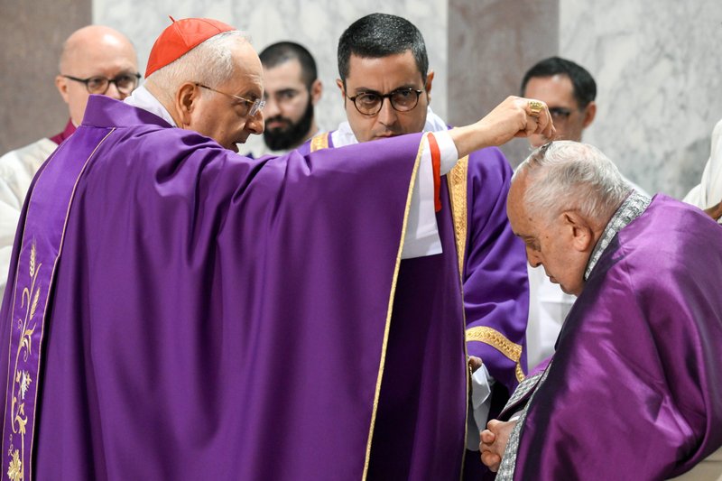 El cardenal Mauro Piacenza, jefe de la Penitenciaría Apostólica, esparce ceniza sobre la cabeza del Papa Francisco durante la Misa del Miércoles de Ceniza en la Basílica de Santa Sabina en Roma el 14 de febrero de 2024. (CNS /Vatican Media)