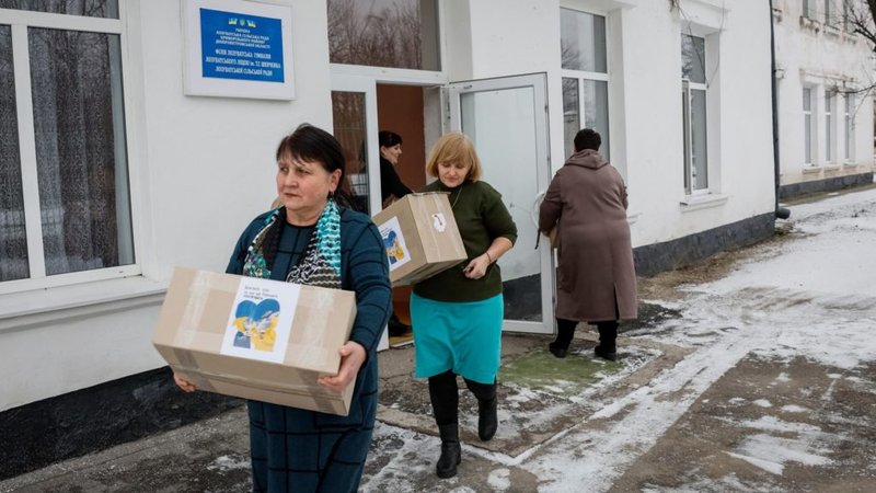 Profesores de una escuela local envían alimentos y otros suministros para los soldados ucranianos en medio del ataque de Rusia a Ucrania, en el pueblo de Lozuvatka, región de Dnipropetrovsk, Ucrania, 22 de enero de 2024. (Foto de OSV News/Alina Smutko, Reuters)