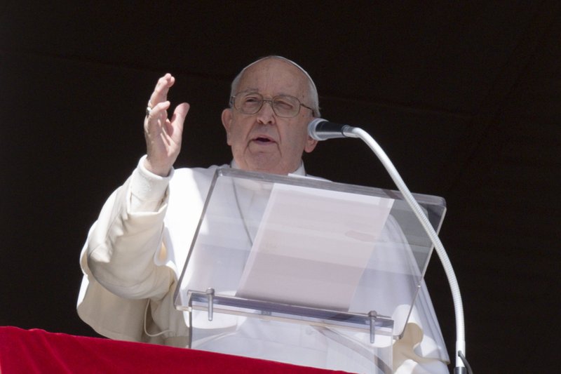 El Papa Francisco dirige el rezo de la oración del Ángelus con los visitantes en la Plaza de San Pedro del Vaticano el 25 de febrero de 2024, y reza por la paz en Ucrania dos años después de que Rusia lanzara su gran ofensiva en contra del país. (Foto CNS/Vatican Media)