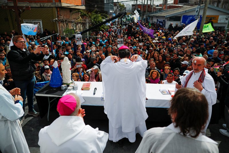 Clérigos se preparan para celebrar una misa el 5 de septiembre de 2023, en la villa 21-24 de Buenos Aires. Sacerdotes que trabajan en las villas de emergencia que rodean Buenos Aires denunciaron el 26 de febrero de 2024 la decisión del gobierno argentino de hacer recortes en un fondo para programas en comunidades pobres. (Foto OSV News/Agustin Marcarian, Reuters)