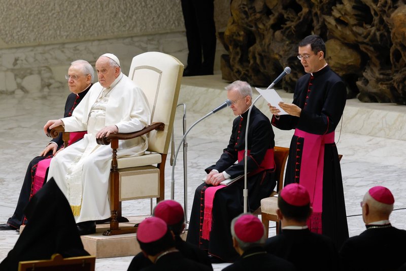 Monseñor Filippo Ciampanelli, a la derecha, lee el discurso que el Papa Francisco había preparado para su audiencia general en la Sala de Audiencias Pablo VI del Vaticano el 28 de febrero de 2024. El Papa dijo que seguía resfriado. (Foto CNS/Lola Gomez)