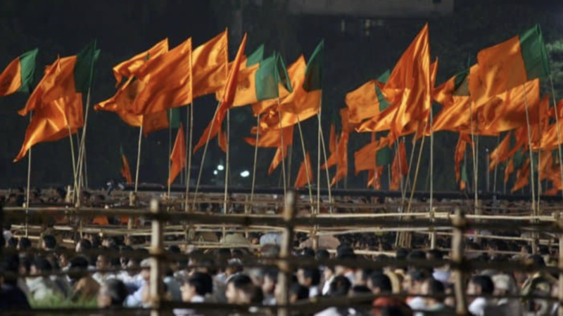 Banderas del BJP y del Shiv Sena. (Wikipedia Commons vía Crux)