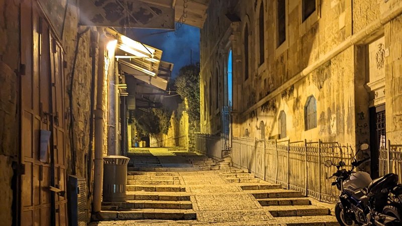 Comercios cerrados al atardecer en el barrio cristiano de la Ciudad Vieja de Jerusalén en febrero de 2024. (Angelus News)