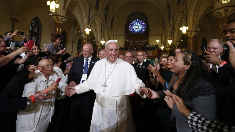 El Papa Francisco llega para dar un discurso en la iglesia de San Patricio en la ciudad de Washington D.C. el 24 de septiembre durante su visita a Estados Unidos en 2015. (CNS/Paul Haring)